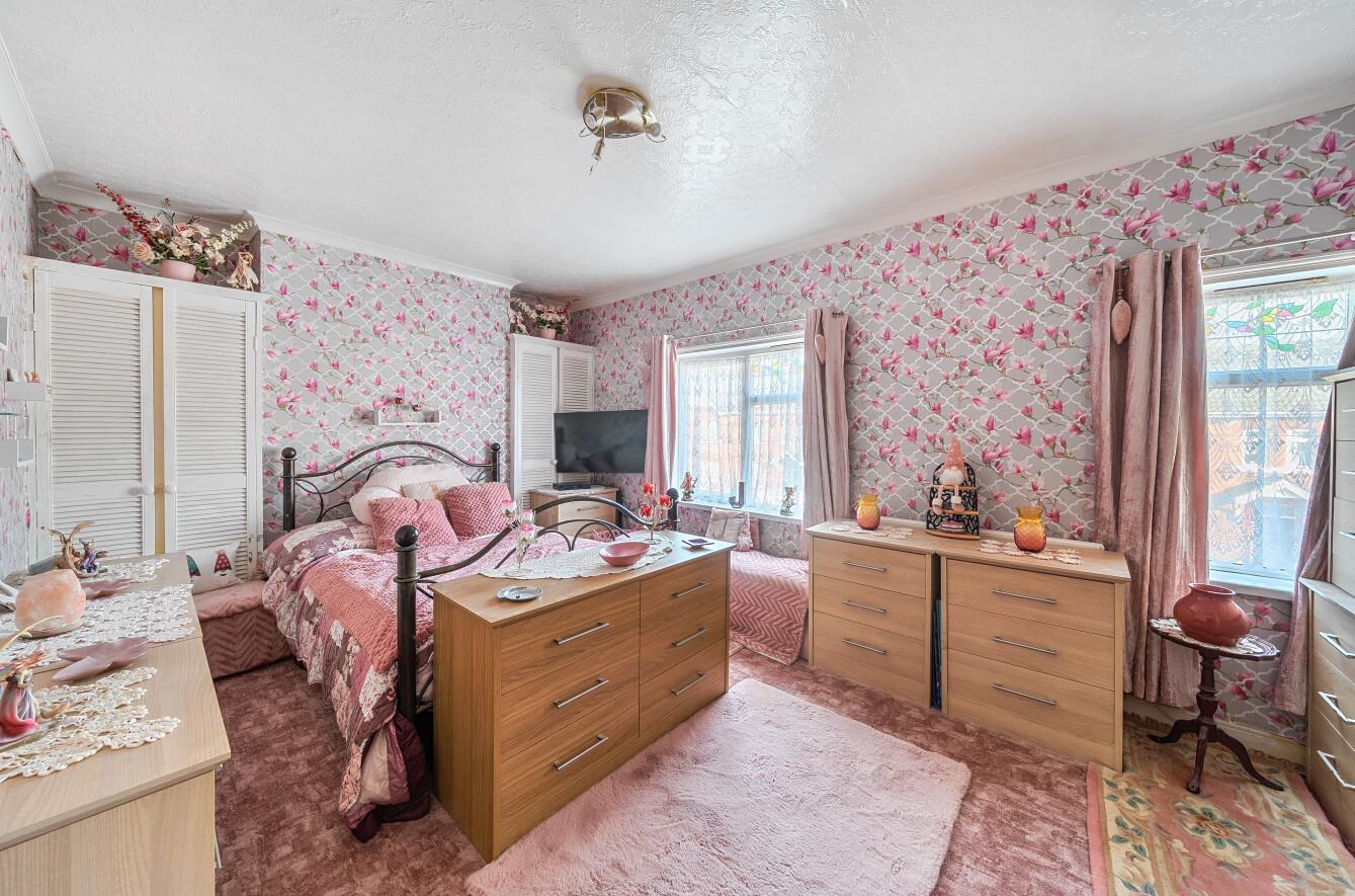 Vera Road, Clydach, Swansea, SA6 5QE